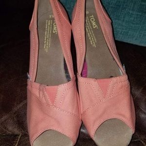 Toms size 6 like new wedges!